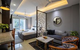 Bedchambers Luxurious Aparthotel Near Medicity